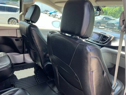 Used 2019 Chrysler Pacifica Touring Plus w/ Cold Weather Group FWD image 12