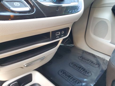 Used 2018 Chrysler Pacifica L image 21