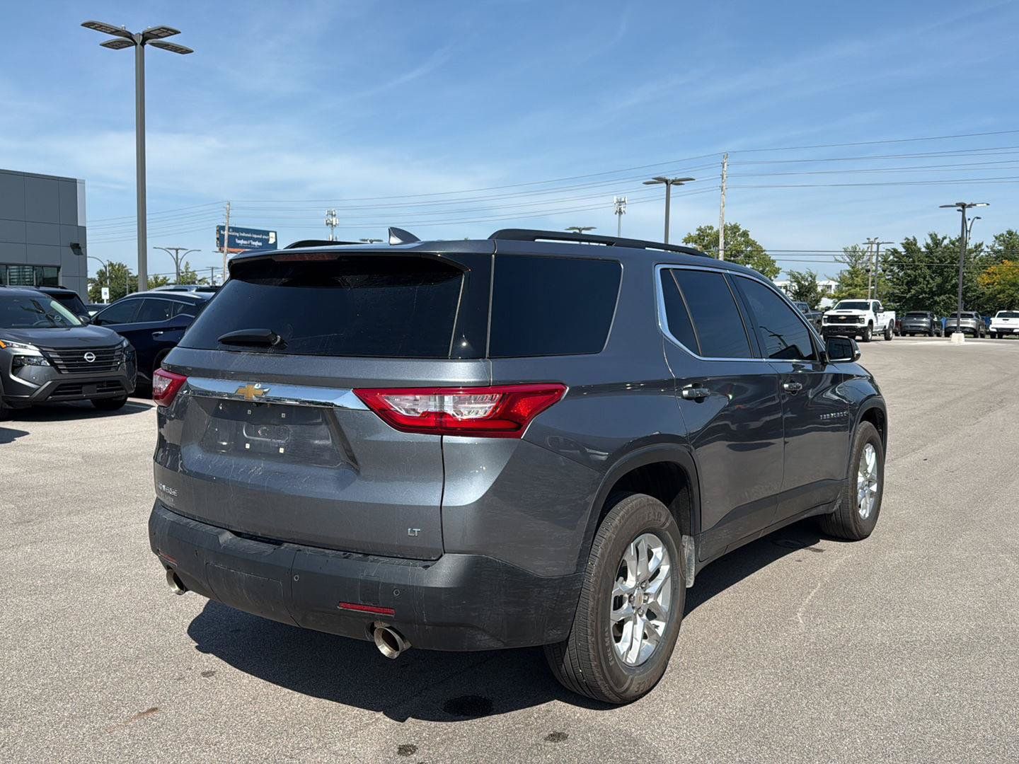 Used 2021 Chevrolet Traverse LT FWD image 3