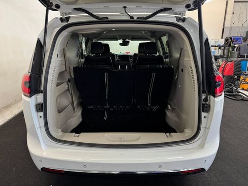 Used 2023 Chrysler Pacifica Touring-L FWD image 6