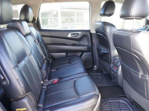 Used 2020 Nissan Pathfinder Platinum FWD image 22