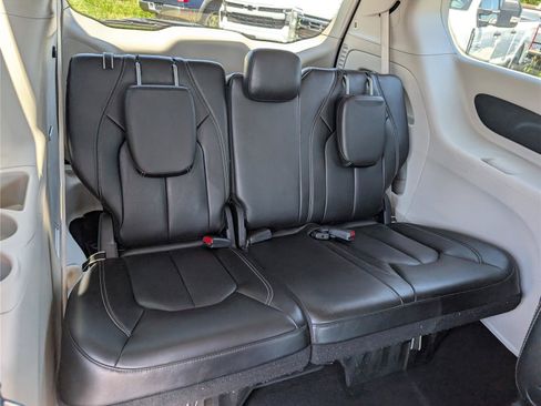 Used 2023 Chrysler Pacifica Touring-L FWD image 12