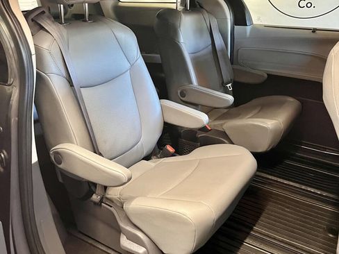 Used 2021 Toyota Sienna XLE image 22