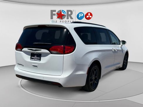 Used 2020 Chrysler Pacifica Touring-L Plus FWD image 5