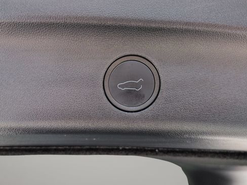 Used 2024 Tesla Model Y 2WD image 16