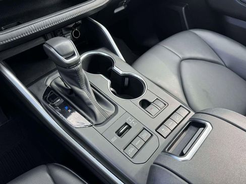 Used 2021 Toyota Highlander XLE image 30