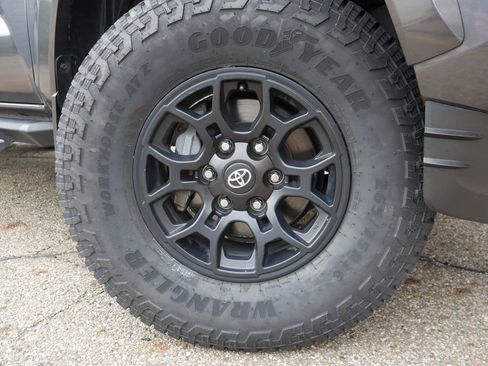 Used 2022 Toyota Tacoma SR5 AWD/4WD image 23