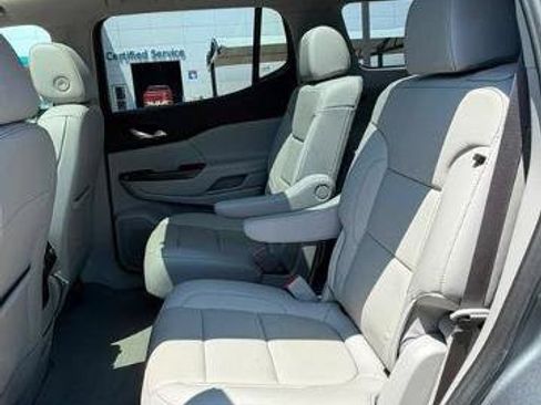 Used 2021 GMC Acadia SLT w/ Technology Package FWD image 10