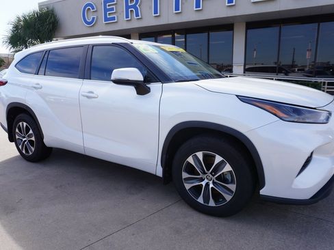 Used 2023 Toyota Highlander XLE image 1