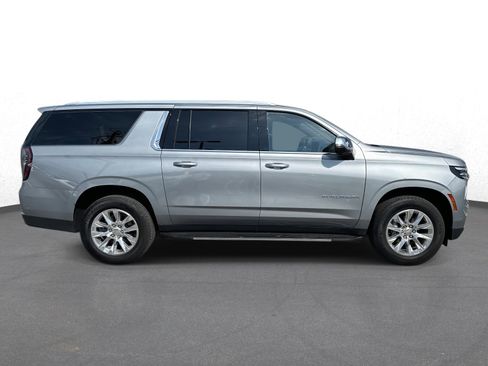 Used 2025 Chevrolet Suburban Premier image 2