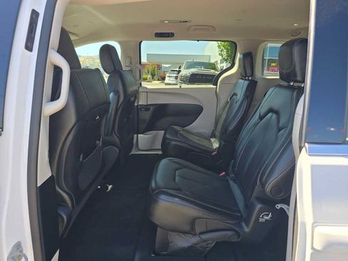 Used 2023 Chrysler Pacifica Touring-L FWD image 16
