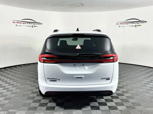 Used 2025 Chrysler Pacifica Limited AWD/4WD image 7