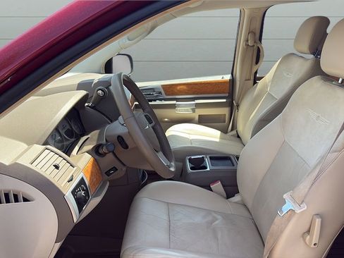 Used 2010 Chrysler Town & Country Limited w/ Trailer Tow Group FWD image 9