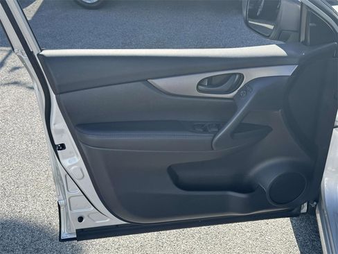 Used 2020 Nissan Rogue Sport S image 13