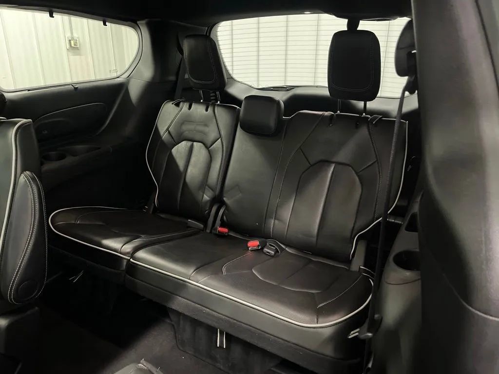 Used 2025 Chrysler Pacifica Limited FWD image 16