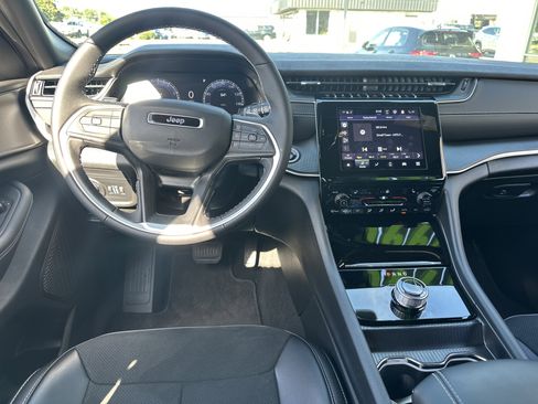 Used 2025 Jeep Grand Cherokee Altitude AWD/4WD image 11