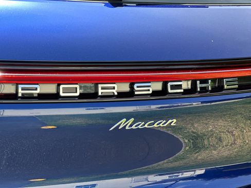 Certified 2025 Porsche Macan AWD/4WD image 31