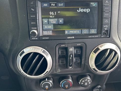Used 2015 Jeep Wrangler Unlimited Rubicon w/ Connectivity Group AWD/4WD image 4