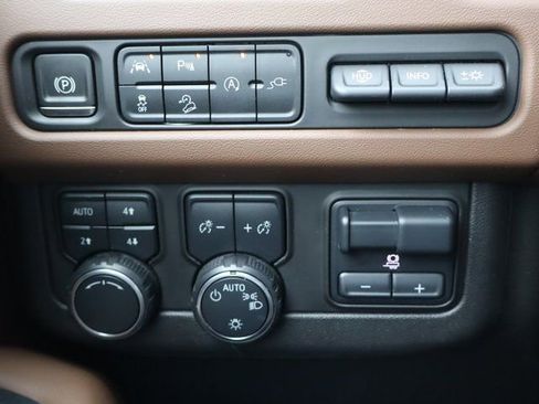 Used 2021 Chevrolet Suburban High Country w/ Premium Package image 22