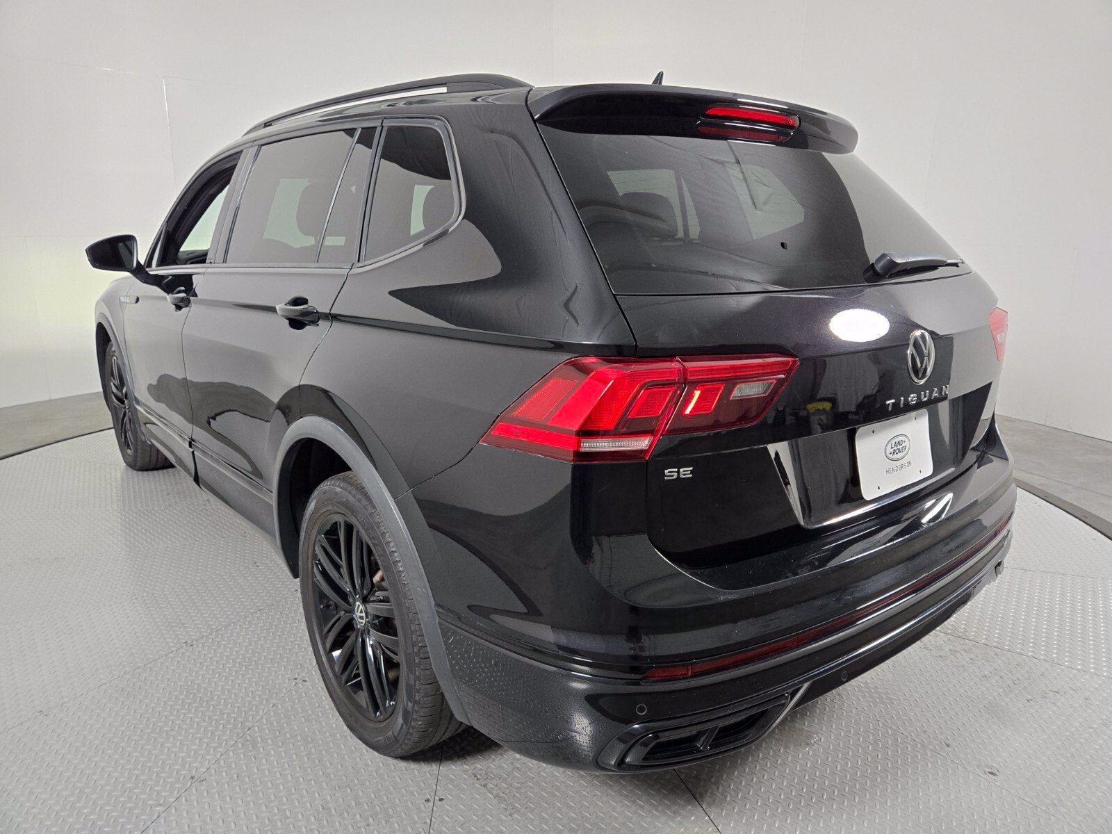 Used 2022 Volkswagen Tiguan SE R-Line FWD image 18