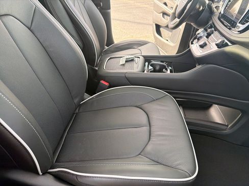 New 2026 Chrysler Pacifica Limited image 18