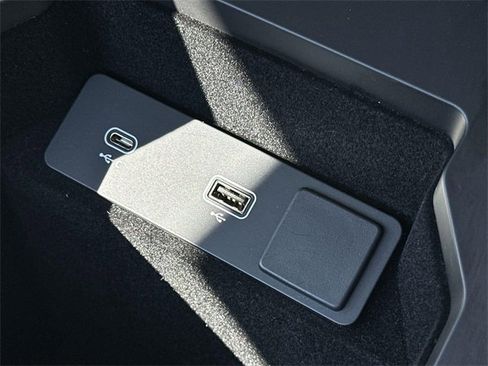 Used 2023 Land Rover Discovery Sport S image 40