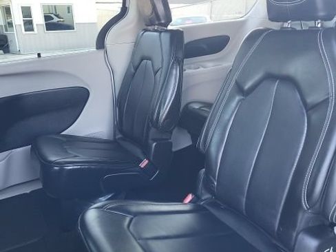 Used 2024 Chrysler Pacifica Touring-L FWD image 12