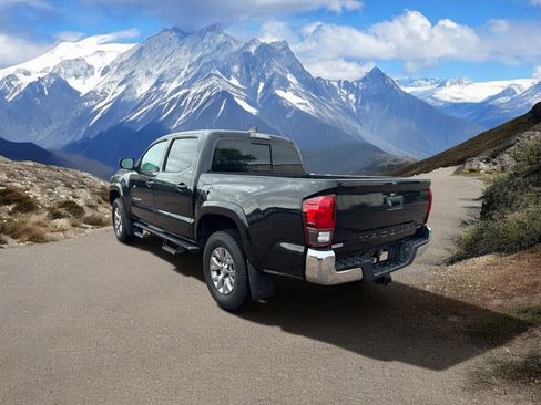 Certified 2018 Toyota Tacoma SR5 AWD/4WD image 3