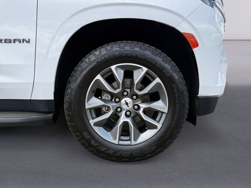 Used 2022 Chevrolet Suburban LT image 9