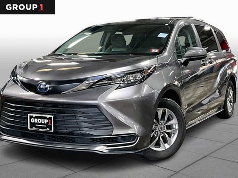 Certified 2024 Toyota Sienna LE image 1
