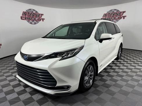 Used 2021 Toyota Sienna XLE image 3