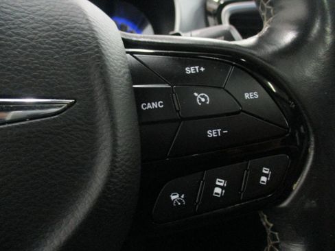 Used 2020 Chrysler Pacifica Touring-L Plus image 32