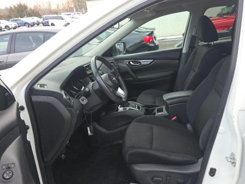 Used 2017 Nissan Rogue SV w/ Sun & Sound Touring Package image 8