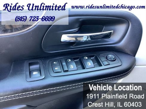 Used 2014 Chrysler Town & Country Touring FWD image 17