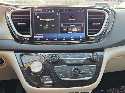 Used 2024 Chrysler Pacifica Touring-L image 17