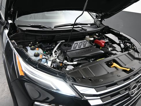 Certified 2025 Nissan Rogue Platinum w/ Tech Package image 21