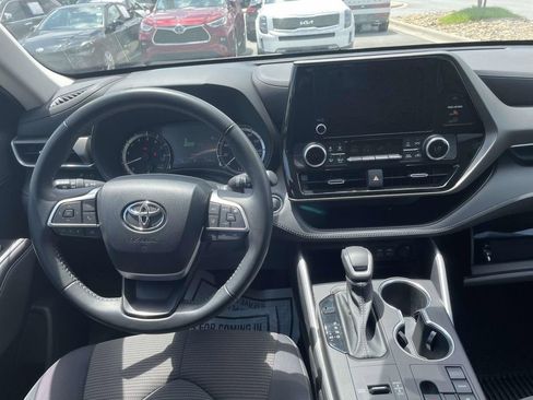 Used 2023 Toyota Highlander LE FWD image 2