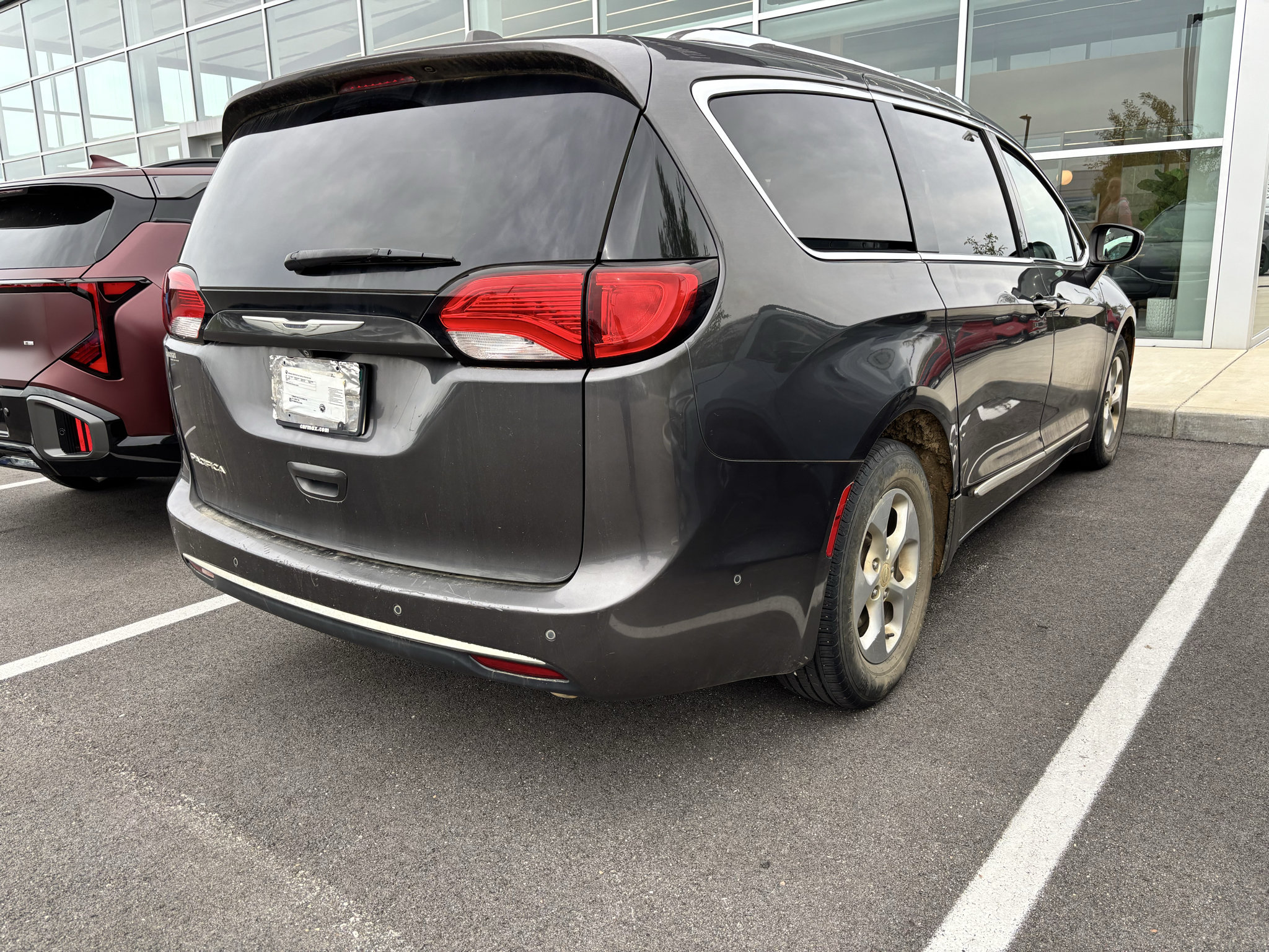Used 2017 Chrysler Pacifica Touring-L Plus FWD image 4