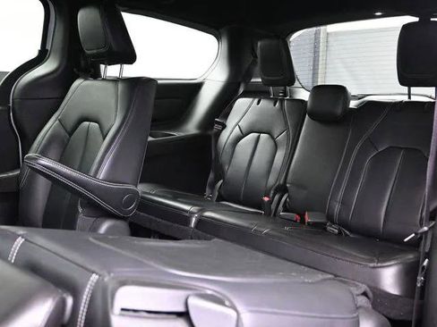 Certified 2024 Chrysler Pacifica Limited FWD image 24