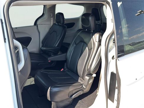 Used 2024 Chrysler Pacifica Touring-L FWD image 12