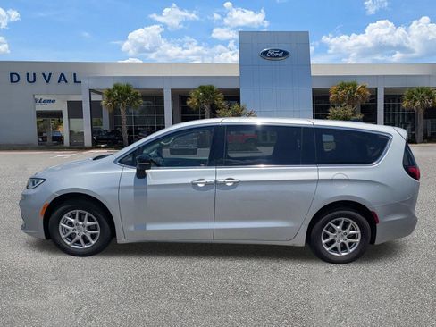 Used 2024 Chrysler Pacifica Touring-L FWD image 7