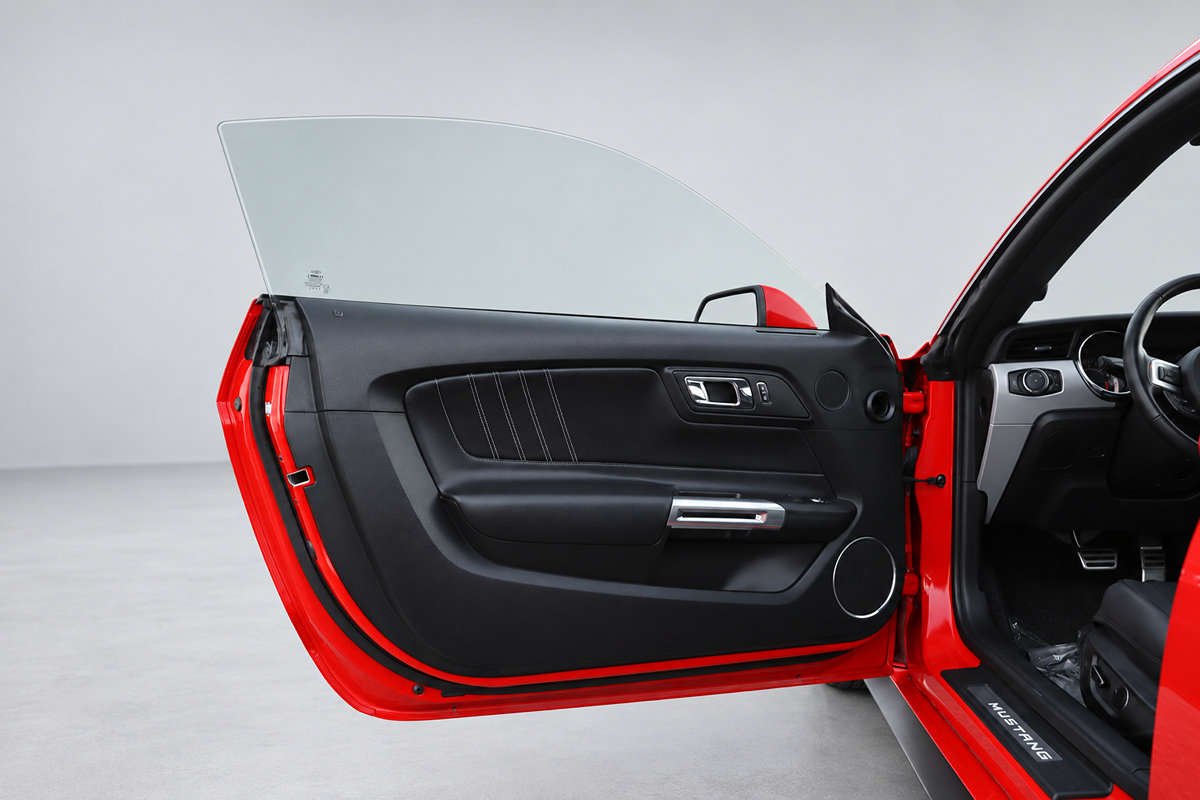 Used 2015 Ford Mustang Premium RWD image 18