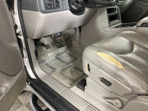 Used 2004 Chevrolet Suburban Z71 w/ Preferred Equipment Group AWD/4WD image 12
