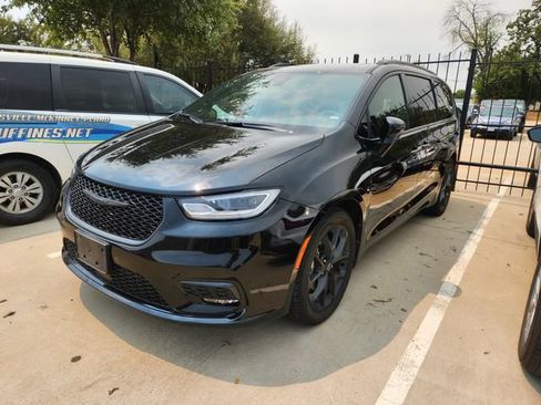Used 2025 Chrysler Pacifica Limited FWD image 2