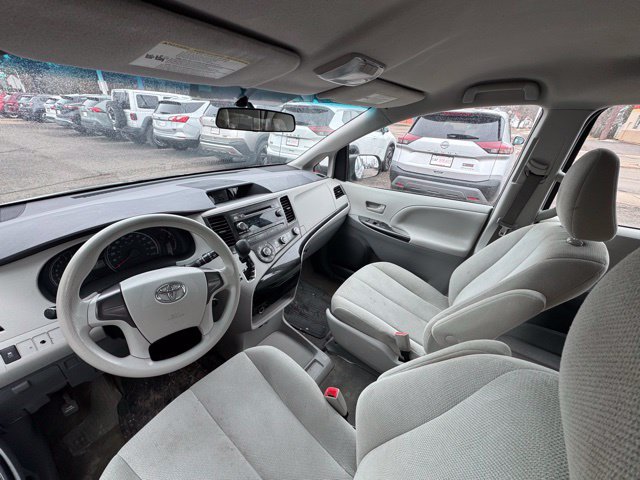 Used 2014 Toyota Sienna L FWD image 25