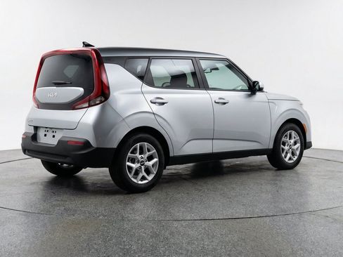 Used 2025 Kia Soul LX w/ LX Technology Package FWD image 9