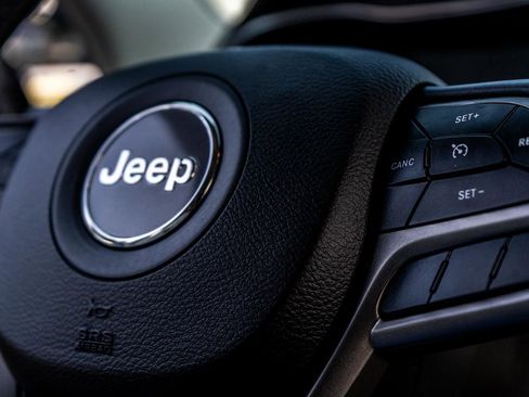 Used 2020 Jeep Cherokee Latitude Plus image 27