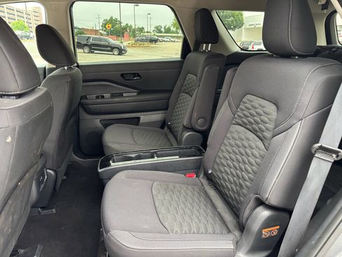 Used 2024 Nissan Pathfinder SV w/ SV Premium Package FWD image 14