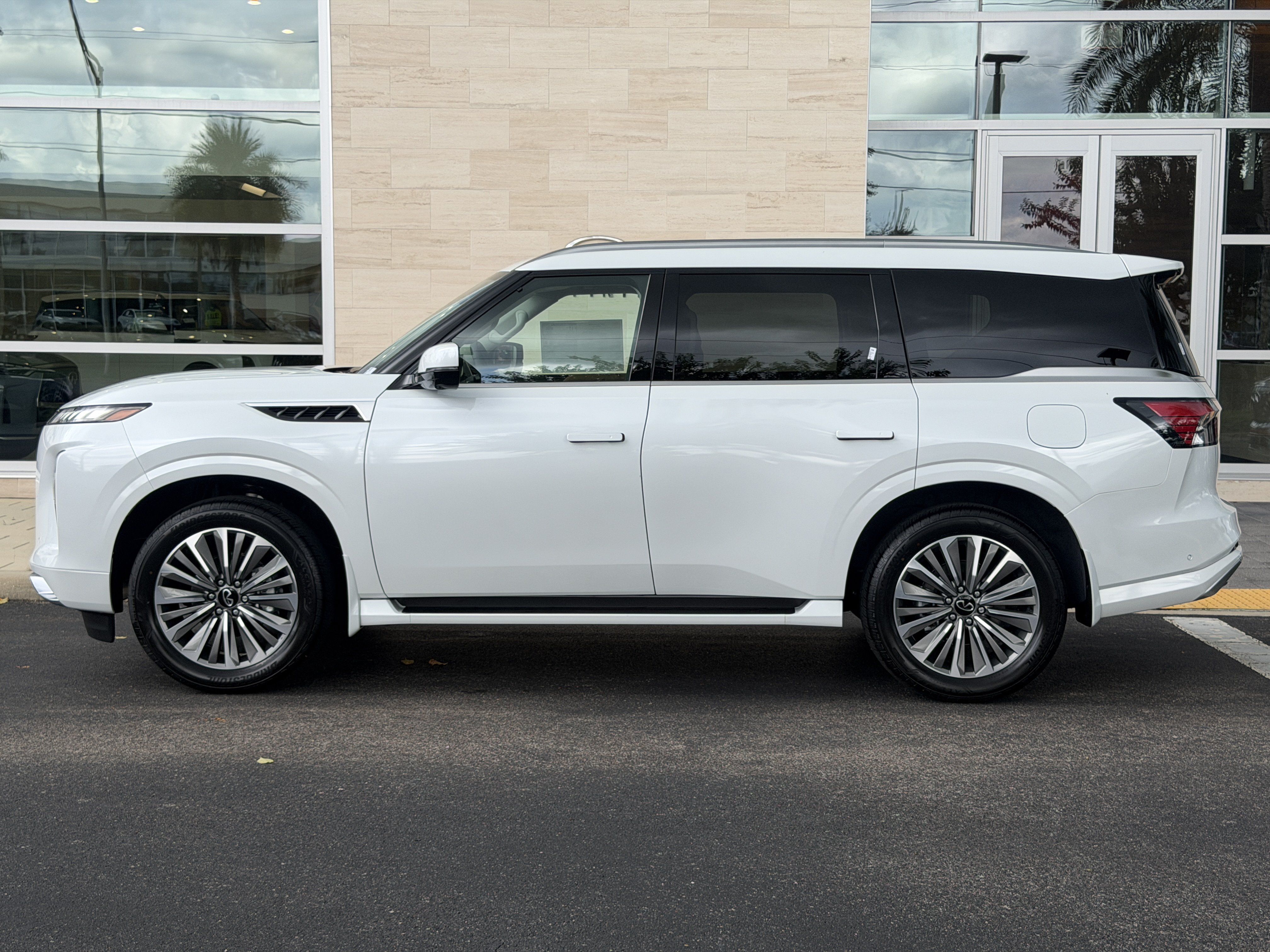 Certified 2027 INFINITI QX60 Luxe w/ Cargo Package FWD image 4
