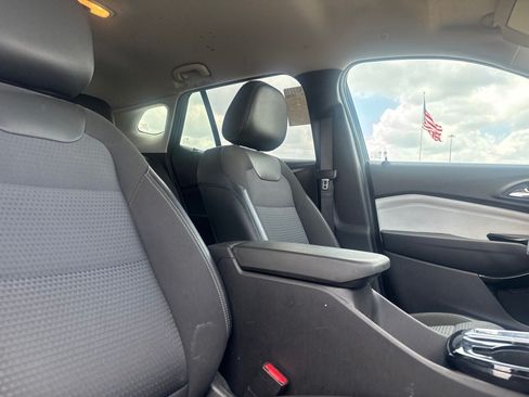 Used 2025 Chevrolet Trax LT FWD image 25